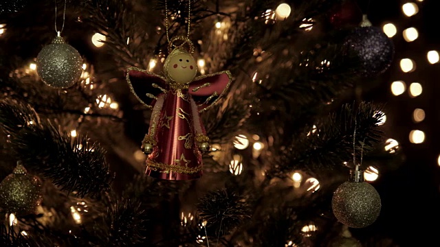圣诞树上的圣诞装饰与散景灯在圣诞节期间视频素材