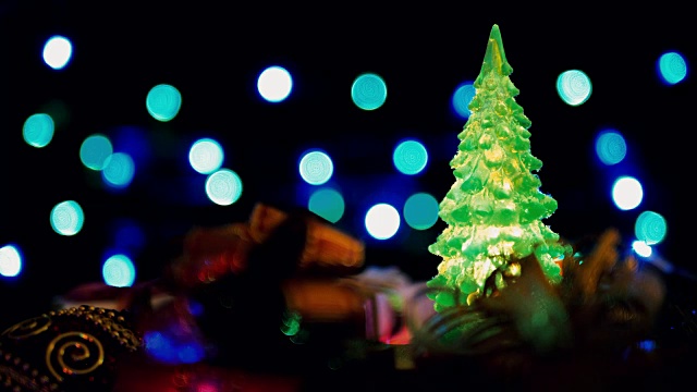 圣诞装饰和闪烁灯圣诞树上五颜六色的散景灯背景视频素材