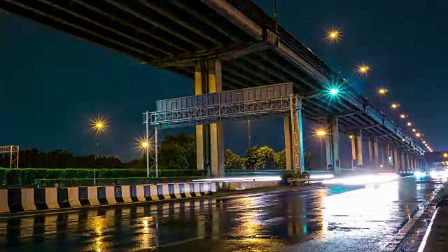 时间流逝视频夜间交通和天桥而雨在曼谷，泰国视频素材