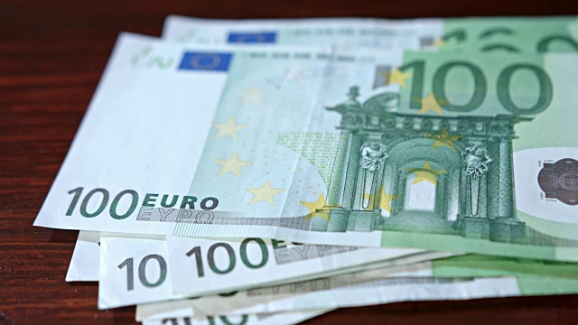 桌上一堆百元欧元钞票视频下载