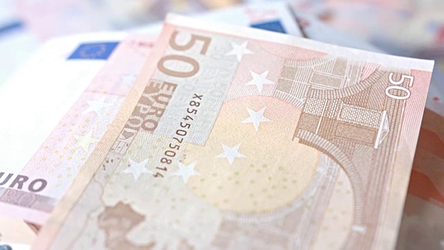 桌子上一堆50欧元钞票视频下载