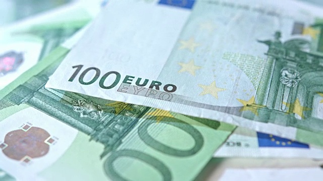 桌上一堆百元欧元钞票视频下载