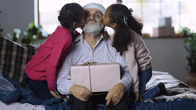 可爱的女孩们在圣诞节给爷爷一个吻视频素材