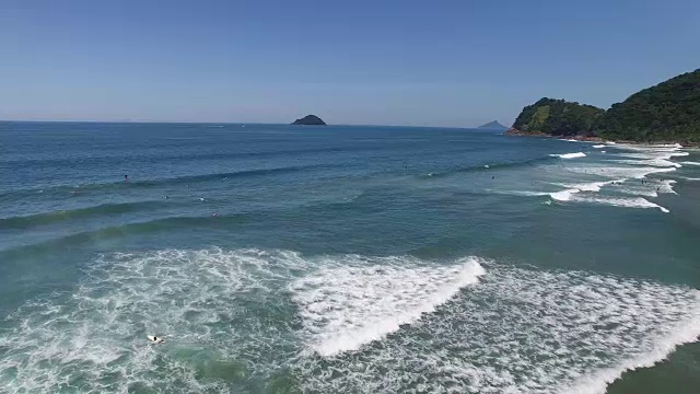 无人机飞越海岸线视频素材