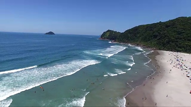 无人机飞越海岸线视频素材