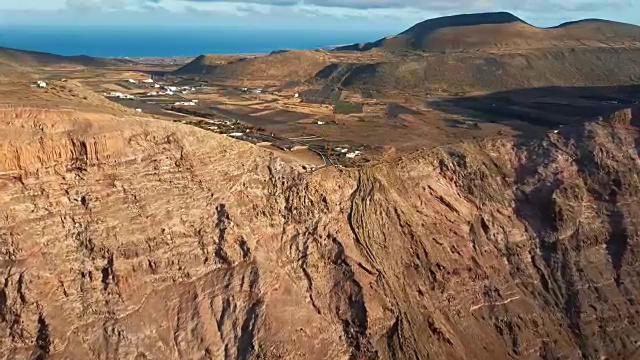 飞越西班牙加那利群岛兰扎罗特岛米拉多德尔里奥附近的吉纳特观点视频下载