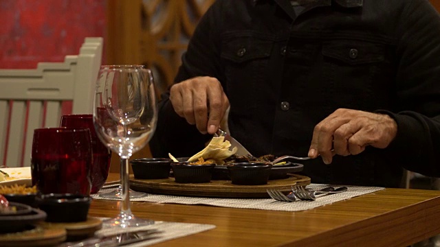 一个人在吃墨西哥美食法希塔视频素材