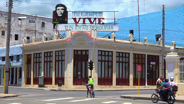 古巴，西恩富戈斯:何塞·马蒂公园一角的切·格瓦拉标志视频下载