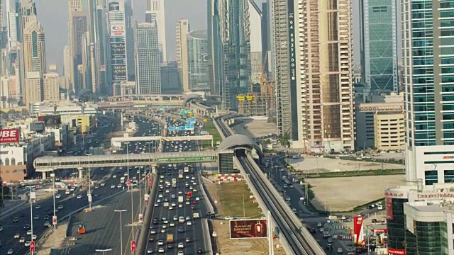 空中运动列车迪拜地铁铁路Sheikh Zayed视频素材