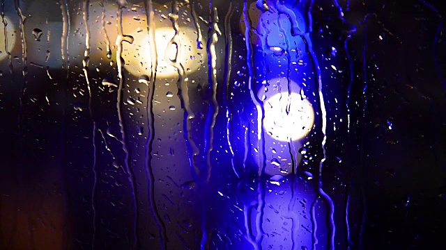 雨滴落在窗户上视频下载
