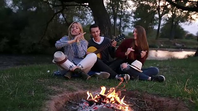 朋友们在火边歌唱视频素材