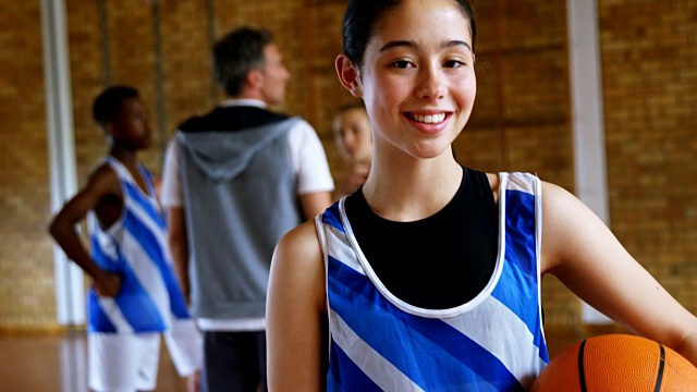 高中女生站在篮球场上视频素材