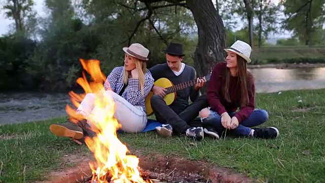 朋友们在火边歌唱视频素材