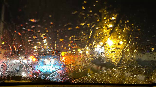 4K:城市交通堵塞时，雨点落在车镜上视频下载