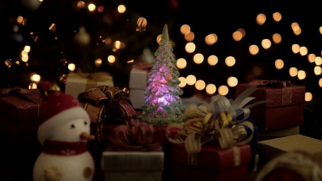圣诞礼盒、雪人用闪烁灯装饰圣诞树上的白光灯作为背景视频下载