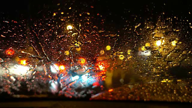 4K:城市交通堵塞时，雨点落在车镜上视频下载