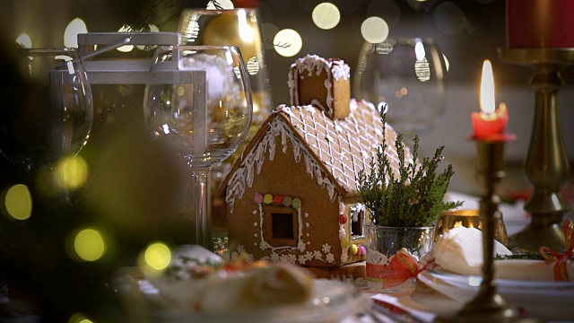 自制的圣诞姜饼屋在庆祝桌上视频下载