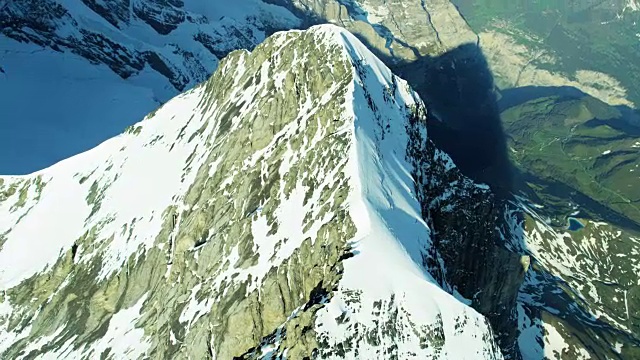 空中瑞士格林德瓦尔德艾格尔山北面对阿尔卑斯山视频素材