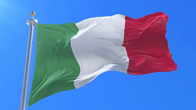 意大利国旗迎风飘扬，蓝天环绕视频下载