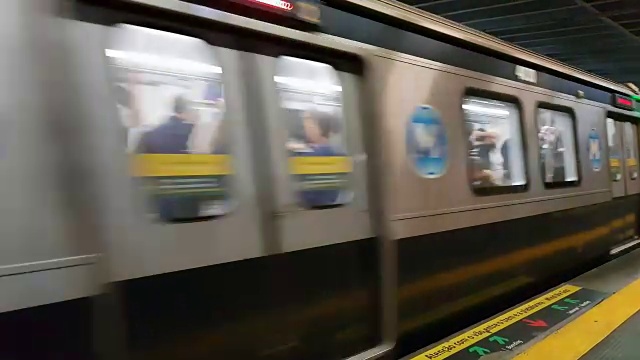 地铁列车驶离车站视频下载