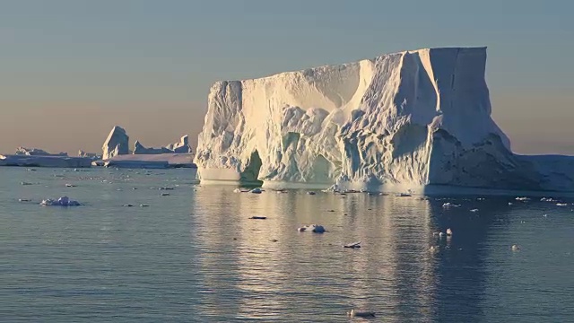 南极洲的夜光冰山视频素材
