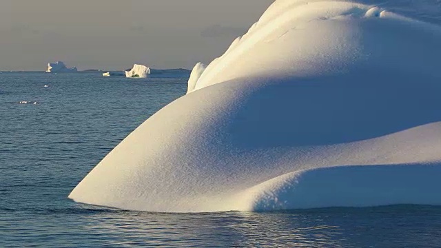 南极洲的夜光冰山视频素材