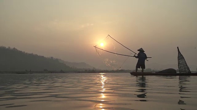 高清慢镜头:当地渔民在晨曦中工作的生活方式。视频下载