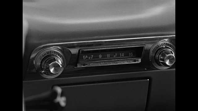 1962年，Hand (POV)打开汽车收音机视频下载