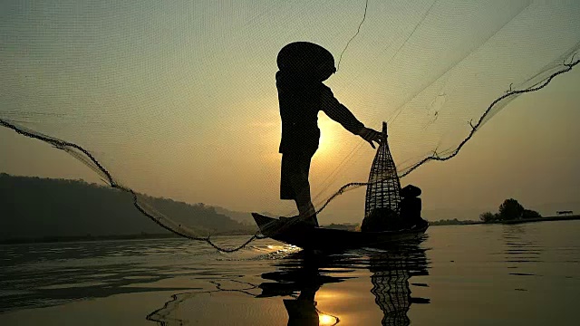 当地渔民的生活方式，以慢镜头拍摄在早晨的日出。视频素材