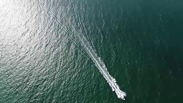 快艇在海洋中巡航的鸟瞰图。视频素材