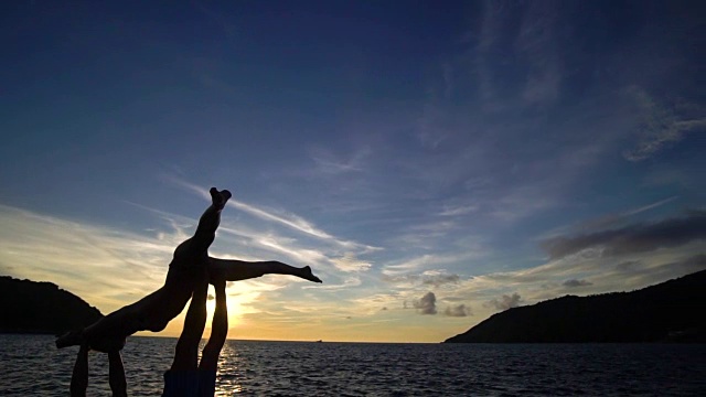 日落时在海滩上练习瑜伽。视频素材