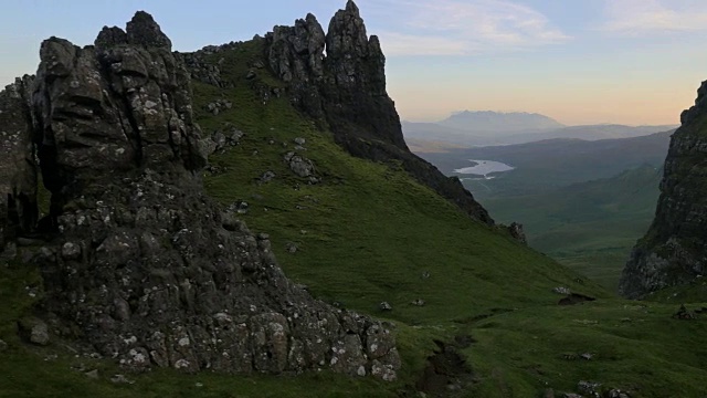 老人附近的Trotternish山脊鸟瞰图视频素材