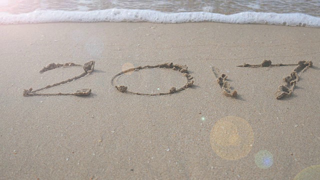 4K新年快乐!2017年写在沙滩上，海浪飞溅换成2018年海浪声。新年倒计时从2017年到2018年的视频片段背景视频下载
