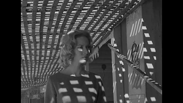 1962年，一个女人可能不会独自走过一个废弃的游乐园视频下载