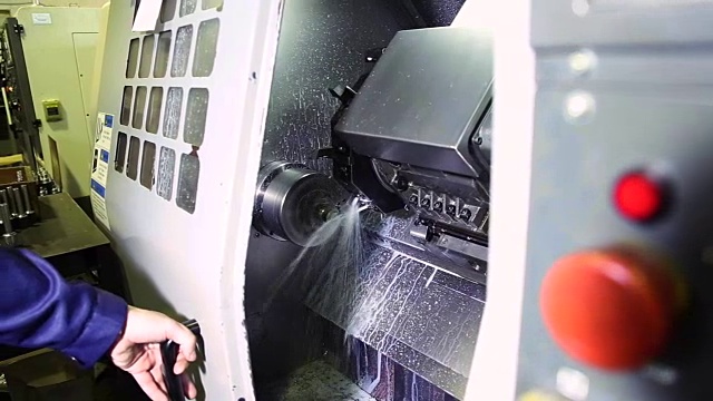 数控机床上的金属零件制造商视频下载