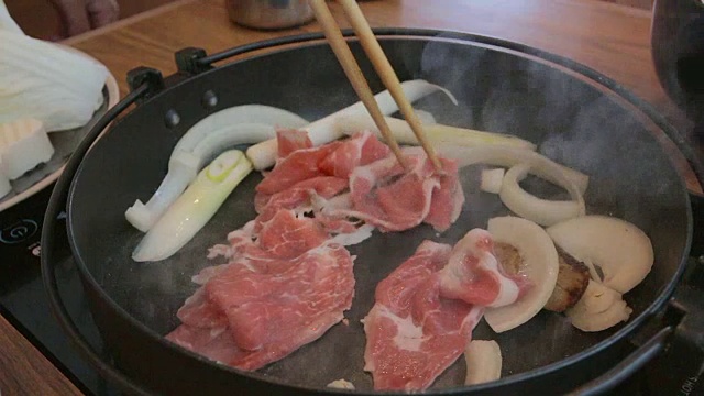 日式素喜烧的猪肉片视频素材