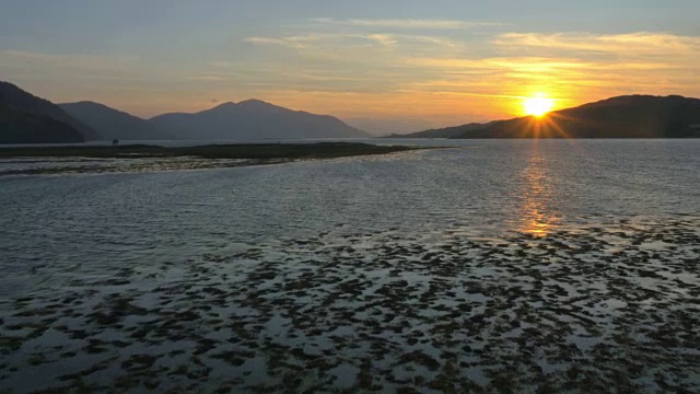 空中日落视图湖Duich山景观苏格兰视频下载