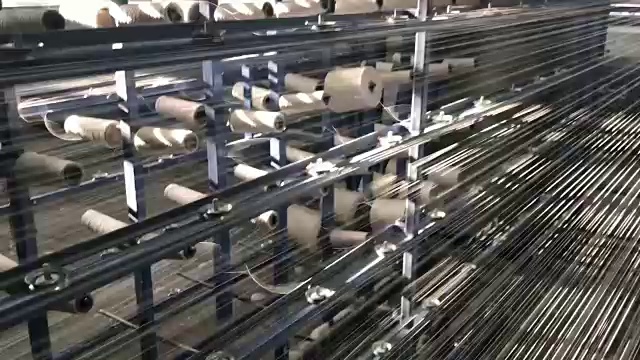 纺织厂的纱线整经机视频素材