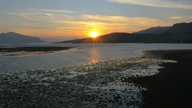 空中日落视图湖Duich山景观苏格兰视频下载