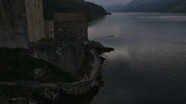空中看日落Eilean Donan城堡游客苏格兰视频下载