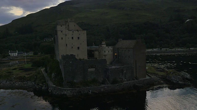鸟瞰图在黄昏的Eilean多南城堡苏格兰视频素材