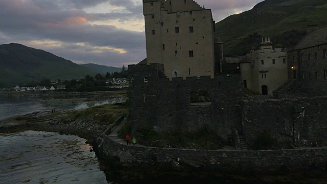 空中看日落Eilean Donan城堡游客苏格兰视频素材