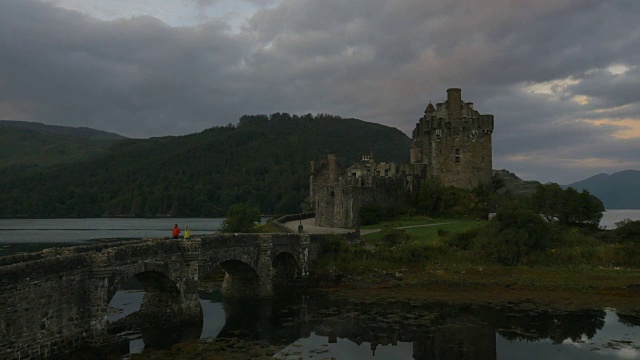 鸟瞰图在黄昏的Eilean多南城堡苏格兰视频下载