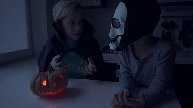 两个男孩在可怕的万圣节服装玩杰克灯视频下载