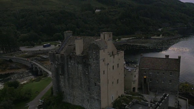 空中看日落Eilean Donan城堡游客苏格兰视频下载