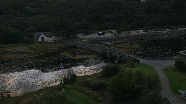 鸟瞰图在黄昏的Eilean多南城堡苏格兰视频素材