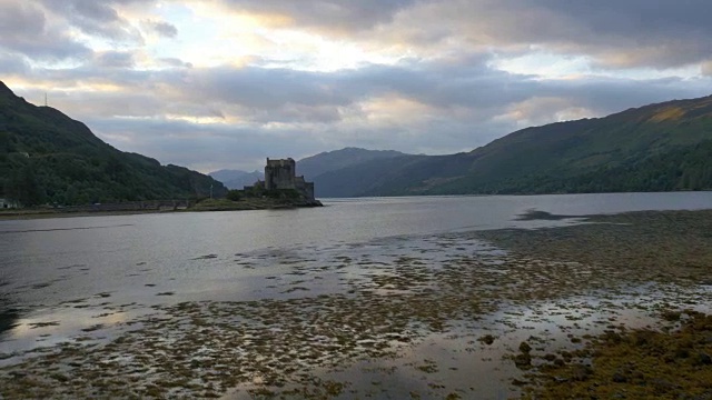 空中看日落Eilean Donan城堡游客苏格兰视频素材