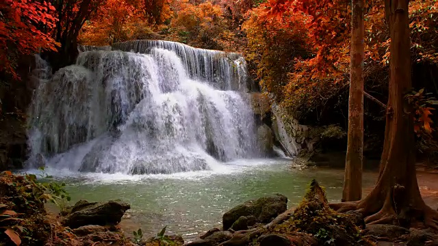 美丽的瀑布在怀美卡明瀑布国家公园森林，泰国北碧府视频下载