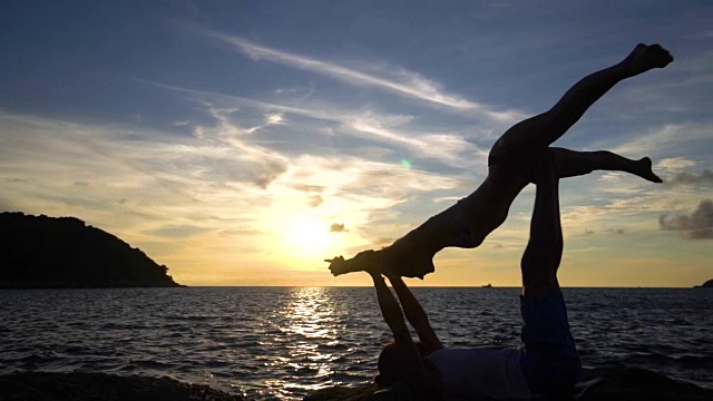 在海边日落时穿过瑜伽馆。视频素材