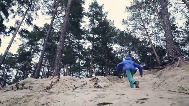 小男孩在沙崖上奔跑视频素材